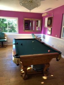 库卡蒙格牧场Beautiful Foothill Living的紫色墙壁内的一张台球桌