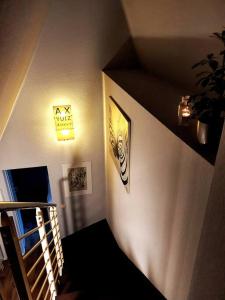 罗斯托克Rostock hautnah erleben - schöne Maisonette 2OG的一间设有楼梯和绘画楼梯的房间