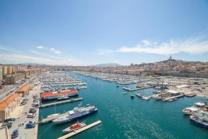 马赛欧洲酒店的水中满是船只的港口