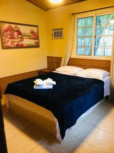 埃尔巴耶Hostal Lopez El Valle Cabañas的一间卧室配有带毛巾的床