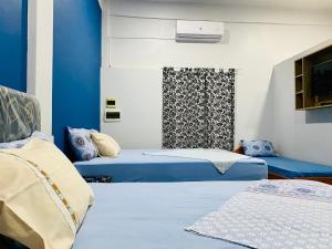恩卡纳西翁SV Apart Hotel的客房设有两张床和窗户。