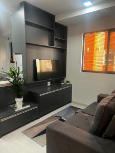 库里提巴Lindo apartamento的带沙发和平面电视的客厅