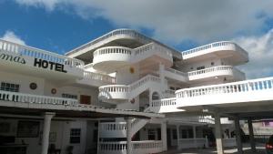 科罗萨尔Las Palmas Hotel的白色的大建筑,设有白色阳台