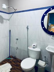 恩卡纳西翁SV Apart Hotel的一间带卫生间和水槽的浴室