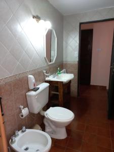 萨尔塔SUMAQ WASICHA SALTA的浴室配有白色卫生间和盥洗盆。