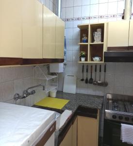 萨尔塔SUMAQ WASICHA SALTA的厨房配有水槽和台面