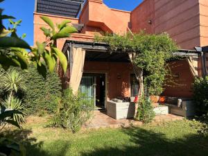 马拉喀什atlas golf resort marrakech " Maison à 03 chambres avec jardin privé "的庭院内带庭院的房子