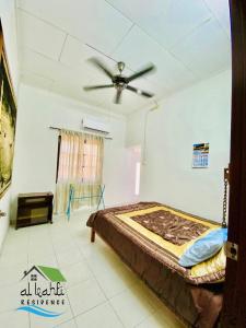 Al-Kahfi Premium Stay @ Seraya Damai Pantai Paka客房内的一张或多张床位