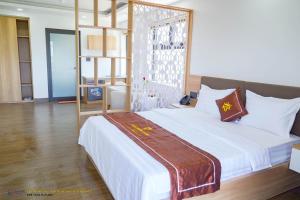 Châu Làng ChánhKhánh Phương Luxury的一间卧室配有一张带白色床单的大床