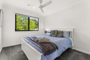 Wimbledon HeightsCastlebay的白色卧室设有一张带窗户的床
