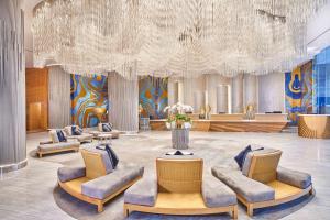 泗水泗水瓦萨酒店的大堂设有椅子和大吊灯。