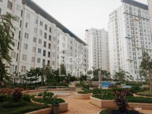 雅加达RedLiving Apartemen Bassura City - Aokla Property Tower Dahlia的一座高楼城市的庭院