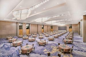 泗水泗水瓦萨酒店的一个带桌椅的大型宴会厅
