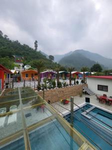 瑞诗凯诗MR River Resort的村庄游泳池的景色