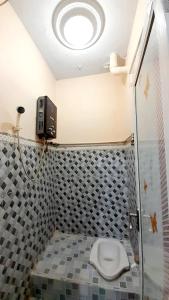 迪昂Homestay Merpati Dieng Syariah RedPartner的浴室设有淋浴间和卫生间。