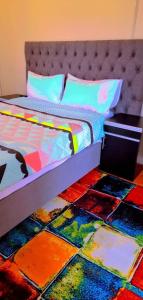 彼得马里茨堡Pmb Guest House的一间卧室配有一张色彩缤纷的床铺