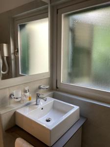 蒙法尔科内Antica locanda al Gelso的一间带白色水槽和窗户的浴室