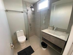 Ban Tha FatMantra Beach Condominium Suite 2 - Mae Phim的带淋浴、卫生间和盥洗盆的浴室