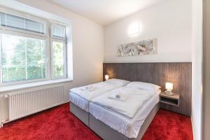 摩拉瓦特热博瓦Hotel Orka的卧室设有一张白色大床和一扇窗户。