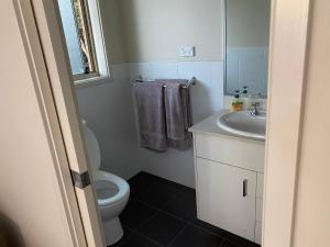 卧龙岗Private room with ensuite and parking close to Wollongong CBD的一间带卫生间和水槽的浴室