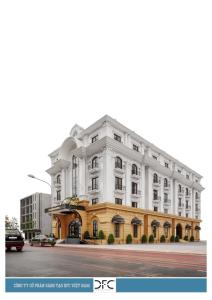 Gia NghĩaKhách sạn Robin Gia Nghĩa的街道上建筑物的 ⁇ 染