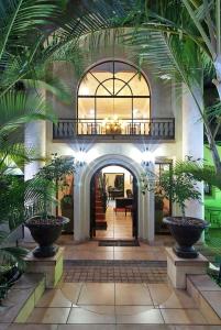 德班Anchor's Rest Guesthouse and Self Catering的楼内种有棕榈树的走廊