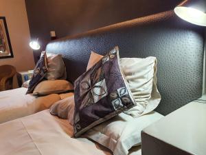 奥茨胡恩Thabile Lodge的客房设有两张带枕头的床。