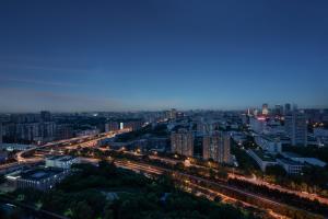 北京北京新云南皇冠假日酒店的城市天际线,夜间有道路和建筑