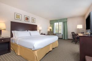 哈斯克尔哈斯凯尔韦恩智选假日酒店的酒店客房设有一张大床和一张书桌。