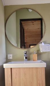安布罗劳里Jvarisa Glamping的浴室设有镜子和水槽