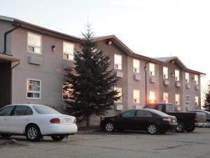 雷德迪尔南山汽车旅馆的两辆汽车停在大楼前的停车场