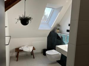 StelleDas Timmann的一间带卫生间、水槽和窗户的浴室