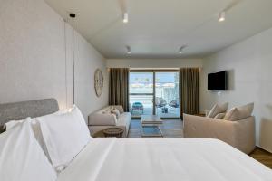 蒂加基Utopia Blu Hotel的酒店客房设有床和客厅。