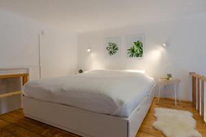 布达佩斯COSY APARTMENT IN CENTRAL DISTRICT.的卧室内的白色床,设有白色的墙壁