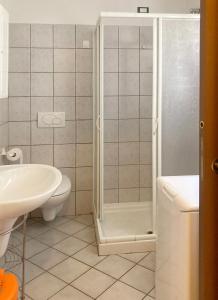 巴尔齐奥Lovely apartment in center of Barzio的带淋浴、卫生间和盥洗盆的浴室
