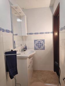 圣马里纳萨利纳Aeolian Sea House的白色的浴室设有水槽和镜子