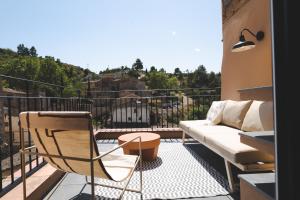 TorrojaORA Hotel Priorat, a Member of Design Hotels的阳台配有沙发和桌子。