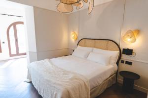 TorrojaORA Hotel Priorat, a Member of Design Hotels的卧室配有白色的床和天花板