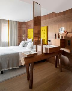 梅杰夫Coeur de Megève的一间卧室配有床、镜子和水槽