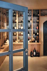布列瑟农Haller Suites & Restaurant的装有酒瓶的房间的门