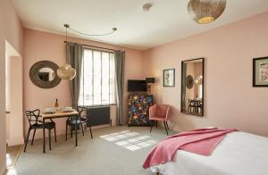 勒德洛Kin Ludlow Rooms的卧室配有一张床和一张桌子及椅子