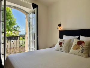 拉聂La Villa 1777的一间卧室设有一张床,享有阳台的景色