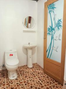 Ban Lak UanGood Time Resort Koh Kood的一间带卫生间、水槽和镜子的浴室