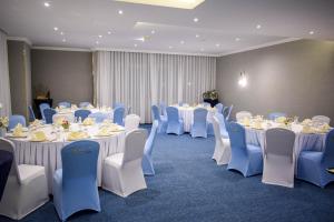 多哈萨拉亚滨海酒店 的一间设有桌椅和白色桌布的房间
