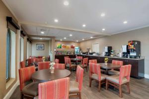 大洋城Quality Inn & Suites Oceanblock的一间带桌椅和柜台的餐厅