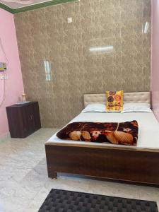 加雅Suraj Bhawan的粉红色客房内的一间卧室,配有一张床
