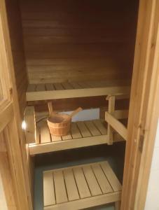 埃斯波FREE Sauna and Laundry, 5min to Metro, 15min to Center的木柜,底架上放碗