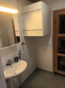 埃斯波FREE Sauna and Laundry, 5min to Metro, 15min to Center的一间带水槽和镜子的浴室