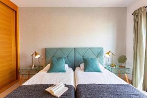 卡勒达德福斯特Villa Mini Golf的一间卧室配有两张带蓝色枕头的床