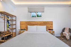 波利克罗诺Albero Villa Polychrono的一间卧室设有一张大床和一个窗户。